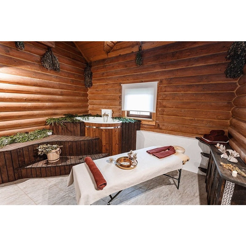 Modernes Eisbad aus Thermoholz in einer luxuriösen Saunahütte mit rustikaler Holzausstattung und Wellnessbereich