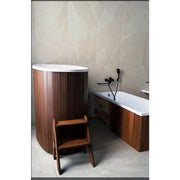 Polar Spa Standard Eisbad aus Thermoholz mit rundem weißem Rand und dunklem Holzfass, daneben Badewanne und Treppenstufen im modernen Badezimmer