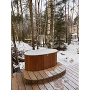 Holz-Eisbad Polar Spa Standard mit weißem Rand auf verschneiter Holzterrasse im Birkenwald, winterliche Wellness-Ambiente