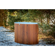 Polar Spa Standard Eisbad aus Thermoholz mit blauem Rand in verschneiter Waldlichtung zwischen Bäumen