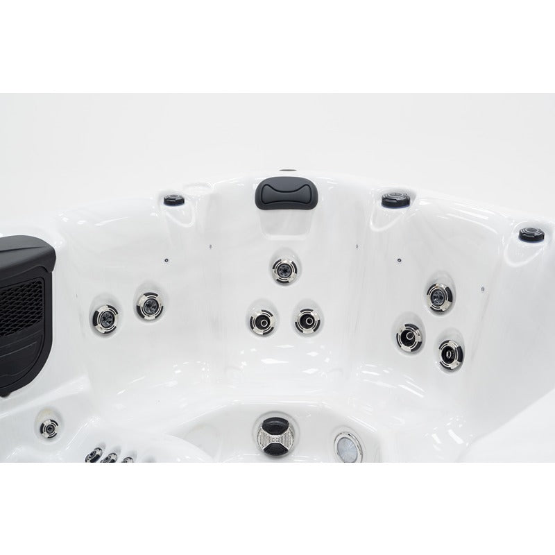 Whirlpool-Innenbecken der Platinum Spas Refresh Deluxe mit zahlreichen Düsen, schwarzem Nackenkissen und Kontrollpanel, Übersicht von oben