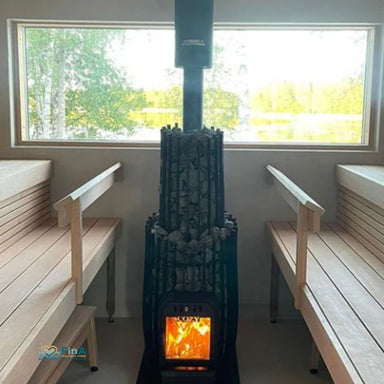 SW H700 Sauna-Ofen mit Schutzgitter und Saunasteinen – installiert in moderner Holzsauna