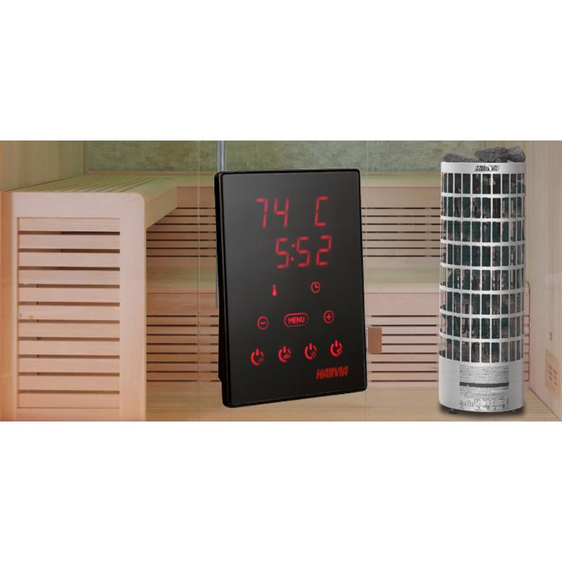 Harvia Saunaregler mit digitaler Anzeige, Temperatureinstellung 74°C und Zeit 5:52, umgeben von Saunaholz und Elektrosaunaofen in Saunaraumambiente