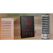 Harvia Saunsteuerung mit digitales Display zeigt 74°C und Zeit 5:52, flankiert von Holzsaunakabine und elektrischem Saunaofen in Saunaraum