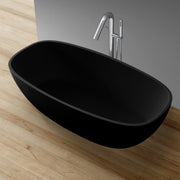 Freistehende schwarze Mineralguss-Badewanne EAGO AWT StoneArt BS-552 mit ovaler Form und verchromter Armatur auf Holzboden
