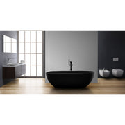 Modernes Badezimmer mit schwarzer freistehender Mineralguss Badewanne EAGO AWT StoneArt BS-552, Waschtisch und Bidet auf Holzboden