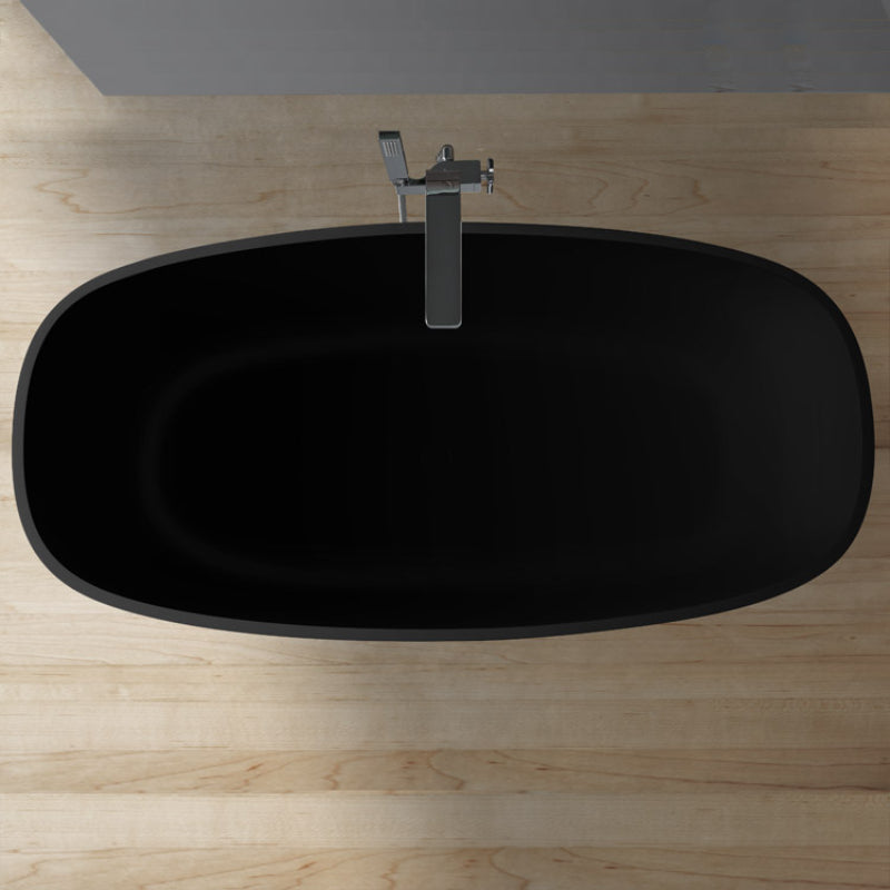 Freistehende ovale Badewanne aus schwarzem Mineralguss EAGO AWT StoneArt BS-552 mit moderner Armatur von oben fotografiert auf Holzboden