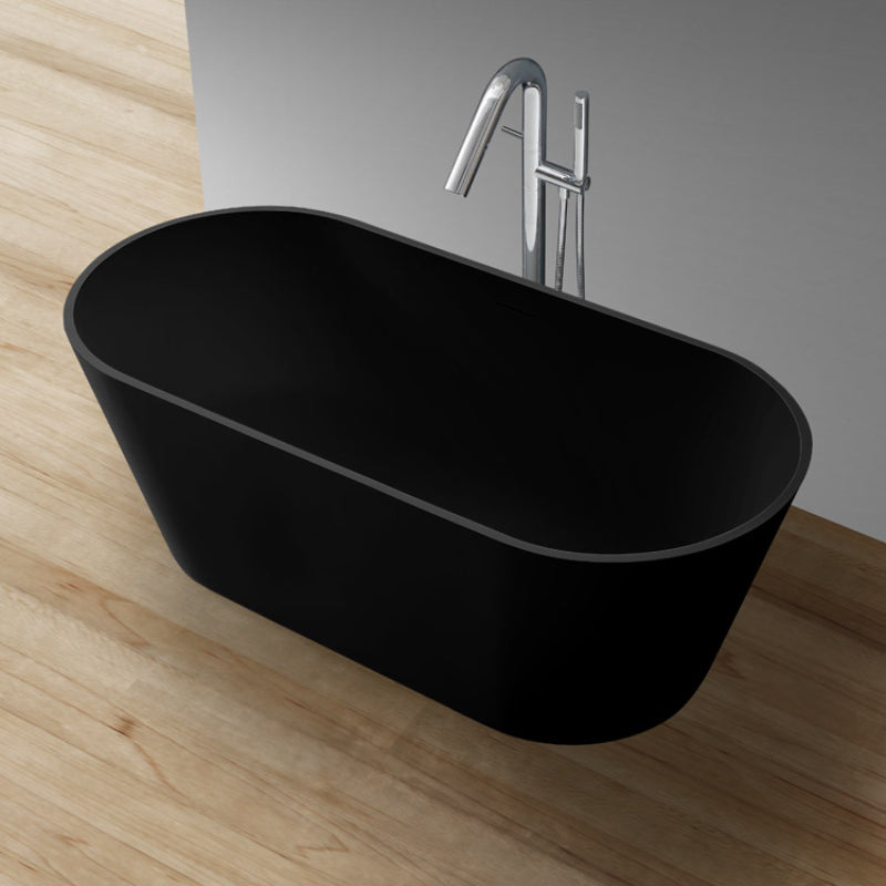 Freistehende schwarze Mineralguss Badewanne BS-553 von EAGO mit ovaler Form und Chromarmatur auf Holzboden im modernen Badezimmer