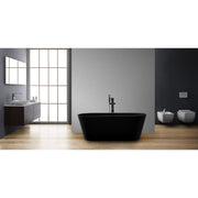Modernes Badezimmer mit freistehender schwarzer Mineralguss Badewanne EAGO AWT StoneArt BS-553, Waschtisch und weißen Sanitärkeramiken auf Holzfußboden