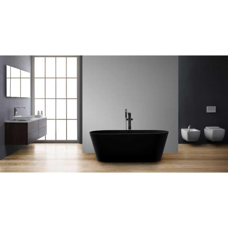 Modernes Badezimmer mit freistehender schwarzer Mineralguss Badewanne EAGO AWT StoneArt BS-553, Waschtisch und weißen Sanitärkeramiken auf Holzfußboden