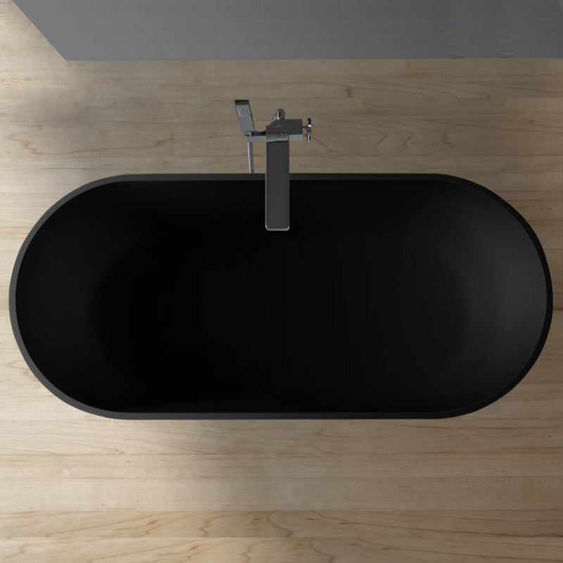 Freistehende ovale Mineralguss-Badewanne EAGO AWT StoneArt BS-553 in Schwarz mit moderner Standarmatur, Draufsicht auf Holzboden