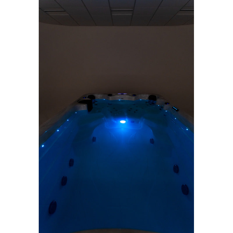 Superior-wellness-ares-swim-spas-person-dunkel-mit-lich