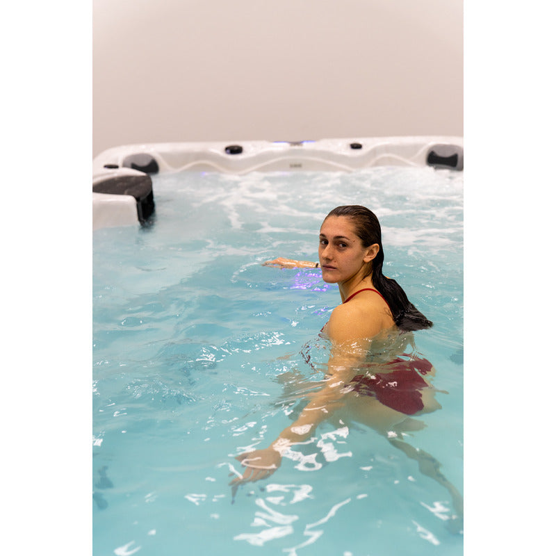 Superior-wellness-ares-swim-spas-person-mit-frau