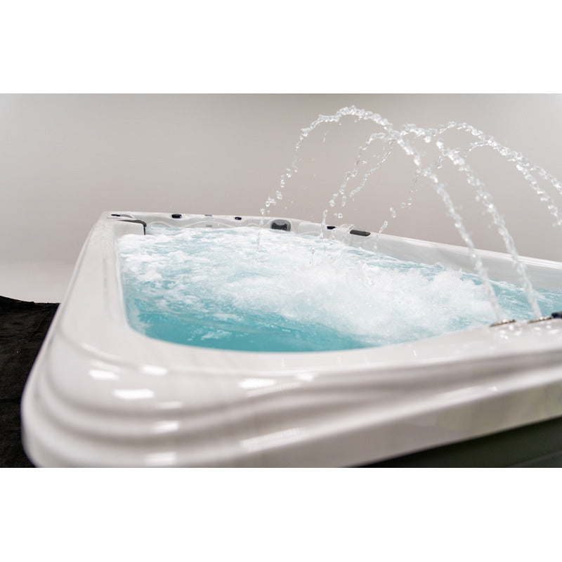 Superior-wellness-ares-swim-spas-person-seite-wasser-wasserfall