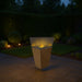 The Flame Vase präsentiert in modernem Ambiente