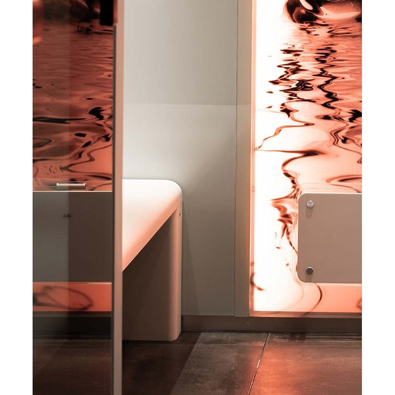 Tylö Panacea Twin Kombination aus Dampfbad und Sauna mit weißem Korpus, beleuchteten Seitenpaneelen in Kupfertönen und modernem Design in minimalistischer Umgebung