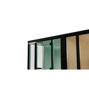 Tylö Panacea Twin Dampfbad und Sauna mit schwarzem Rahmen, grünen Glastüren und heller Holzverkleidung