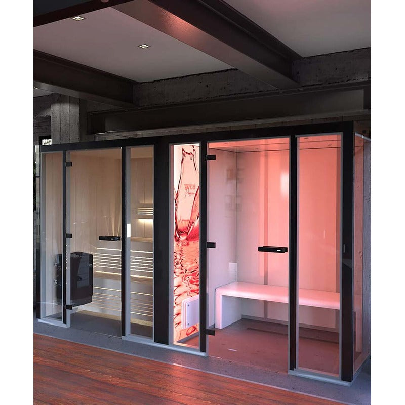 Tylö Panacea Twin Kombianlage mit Sauna und Dampfbad nebeneinander, Glastüren mit schwarzem Rahmen, linke Sauna mit Holzbank, rechte Infrarotkabine mit rosafarbener Beleuchtung, modernes Design in edlem Showroom
