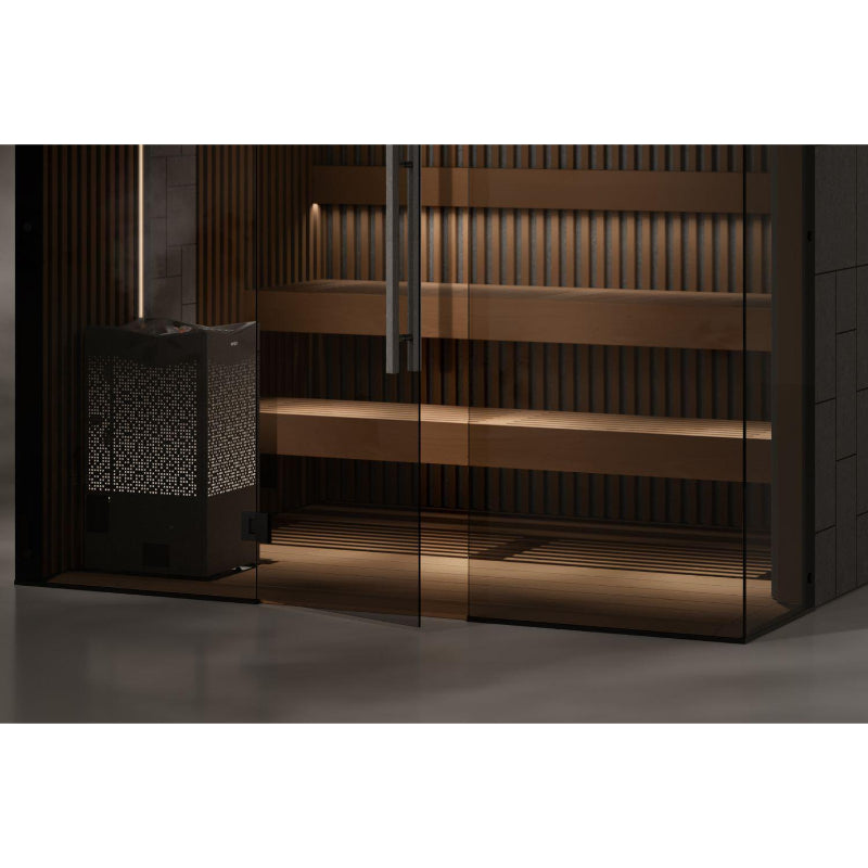 Moderne Sauna Tylö Reflection mit Glastür, Holzbänken in mehreren Ebenen und eleganter Beleuchtung, daneben schwarzer Saunaofen mit perforiertem Design.