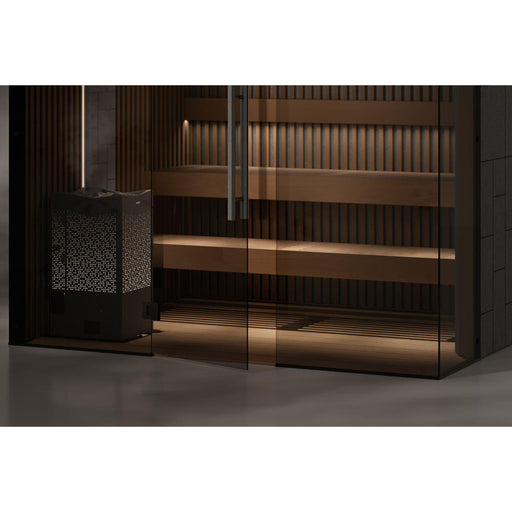 Moderne Sauna Tylö Reflection mit Glastür, Holzbänken in mehreren Ebenen und eleganter Beleuchtung, daneben schwarzer Saunaofen mit perforiertem Design.