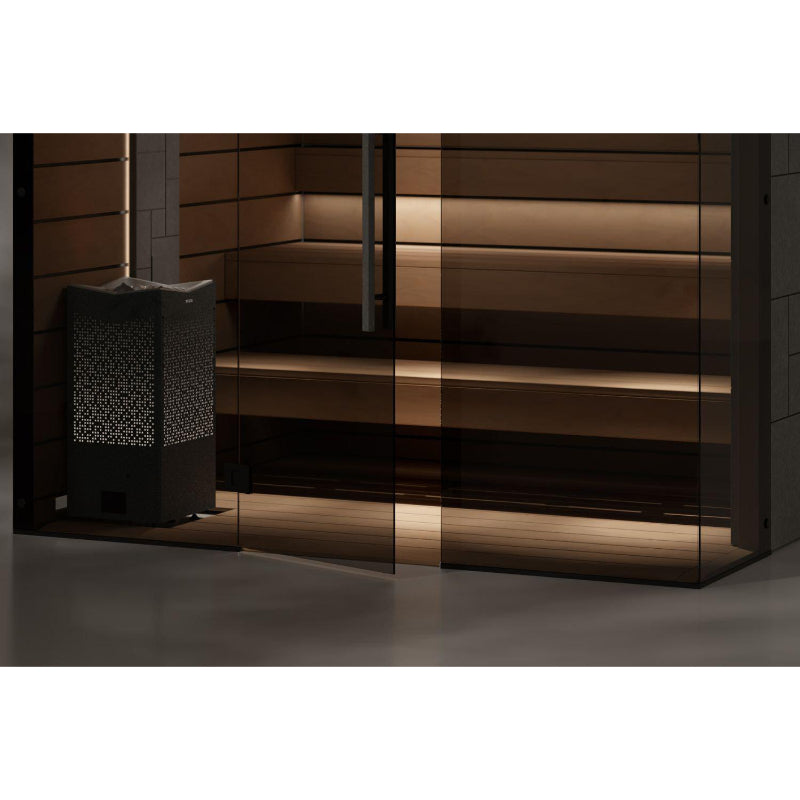 Moderne Sauna mit dunklem Saunaöfen, breitem Bodenrost aus heller Espe, durchsichtigen Glastüren und warmem LED-Licht in der Tylö Reflection Serie.
