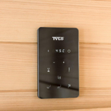 Tylo Infrarotkabine mit schwarzem Touchpanel-Steuergerät auf Holzwand, zeigt 45°C Temperaturanzeige und WLAN-Symbole