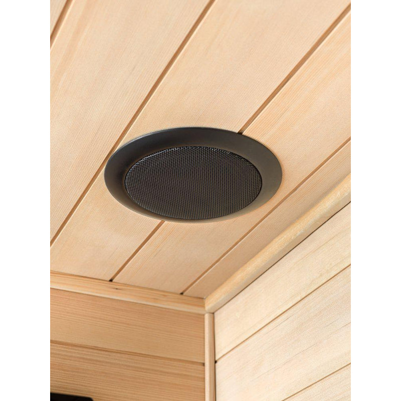 Einbaulüfter mit schwarzem Rahmen und Schutzgitter in der Holzdecke einer Infrarotkabine aus Nadelholz