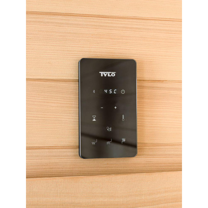 Tylö WLAN-Steuerungspad mit Temperaturanzeige 45°C an Holzwand montiert, schwarzes Bedienfeld mit Bluetooth-, Plus-, Minus- und Funktionstasten