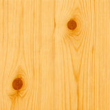 Helle Kiefernholzbretter mit natürlicher Holzmaserung und Astlöchern, typisch für Sauna-Innenwandverkleidung