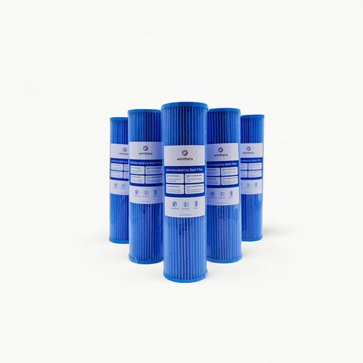 Fünf blaue Winthera Ice Bath Filter auf weißem Hintergrund – antimikrobielle Kartuschenfilter für Kältetherapie.