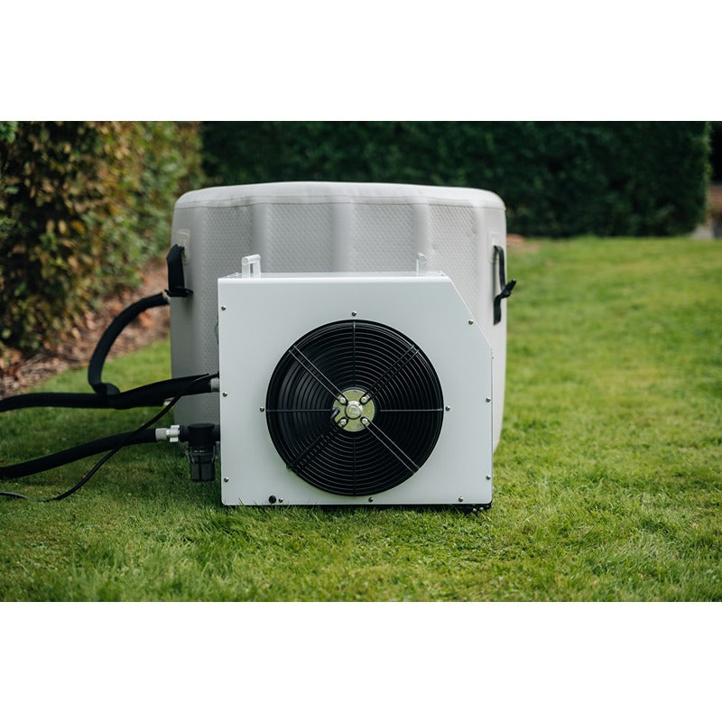 Winthera Eisbad mit externem Chiller auf Rasenfläche im Garten