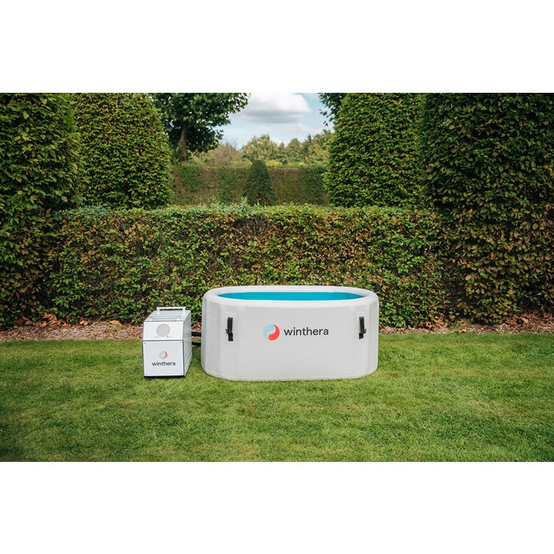 Winthera Ice Bath mit Kühlaggregat im gepflegten Garten