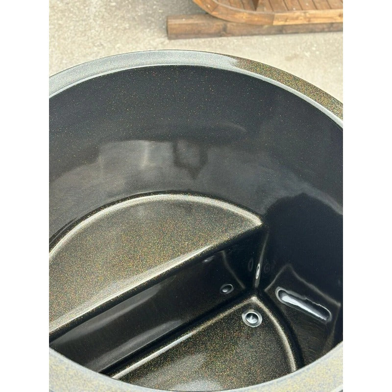 Detailansicht Aistė Eisbad – glatte Acryloberfläche mit strukturierter Sitzfläche