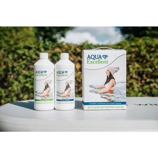 Zwei Flaschen AquaExcellent Conditioner & Reiniger neben der Produktverpackung im Outdoor-Setting – ideale chlorfreie Pflege für Eisbäder.