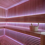 AWT THE CUBE X4 Hemlock 235x235 Gartensauna Innenraum mit Holzbänken und LED-Beleuchtung