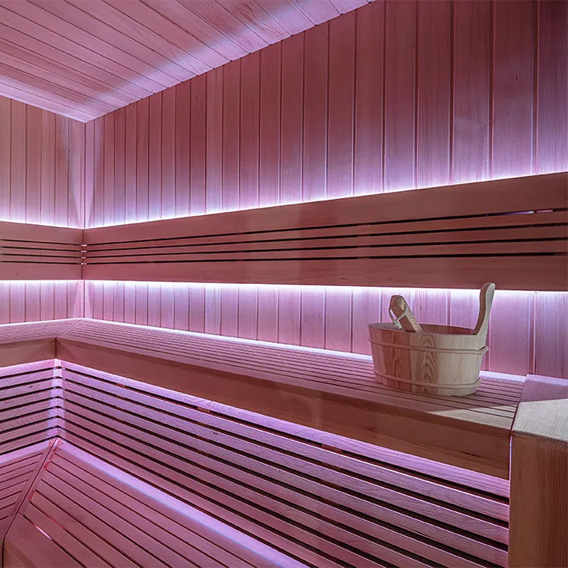 AWT THE CUBE X4 Hemlock 235x235 Gartensauna Innenraum mit Holzbänken und LED-Beleuchtung