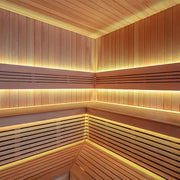 AWT THE CUBE X5-L Hemlock 235x235 Gartensauna mit Holzverkleidung, Glaselementen und rosa LED-Beleuchtung auf Holzterrasse