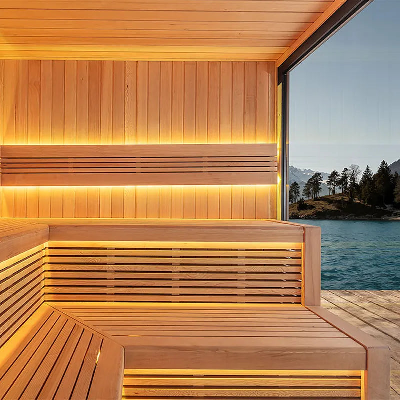 AWT THE CUBE X5-R Hemlock 235x235 Gartensauna Innenraum mit Holzbänken und LED-Beleuchtung, Blick auf See
