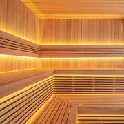 AWT THE CUBE X5-R Hemlock 235x235 Gartensauna mit Hemlock-Holz, schwarzem Rahmen und LED-Beleuchtung am Wasser