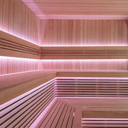 AWT THE CUBE X5-R Hemlock 235x235 Gartensauna mit schwarzem Rahmen, Holzverkleidung und LED-Beleuchtung am Teich
