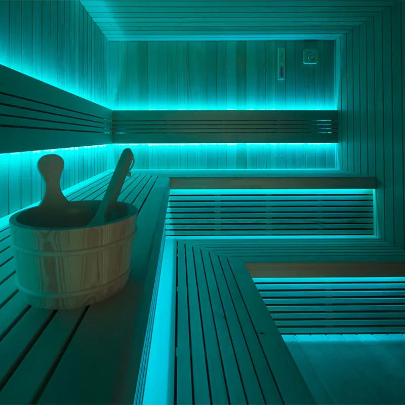 AWT THE CUBE X7-L pro Hemlock 300x635 Gartensauna Innenraum mit türkiser LED-Beleuchtung, Holzbänken und Saunaeimer