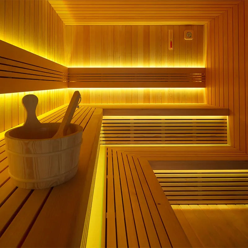 AWT THE CUBE X7-L pro Hemlock 300x635 Gartensauna Innenraum mit Holzbänken und LED-Beleuchtung