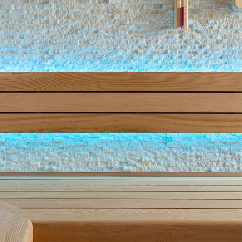 Detailaufnahme der AWT E1601B Sauna mit Rückenlehne aus roter Zeder und indirekter blauer LED-Beleuchtung