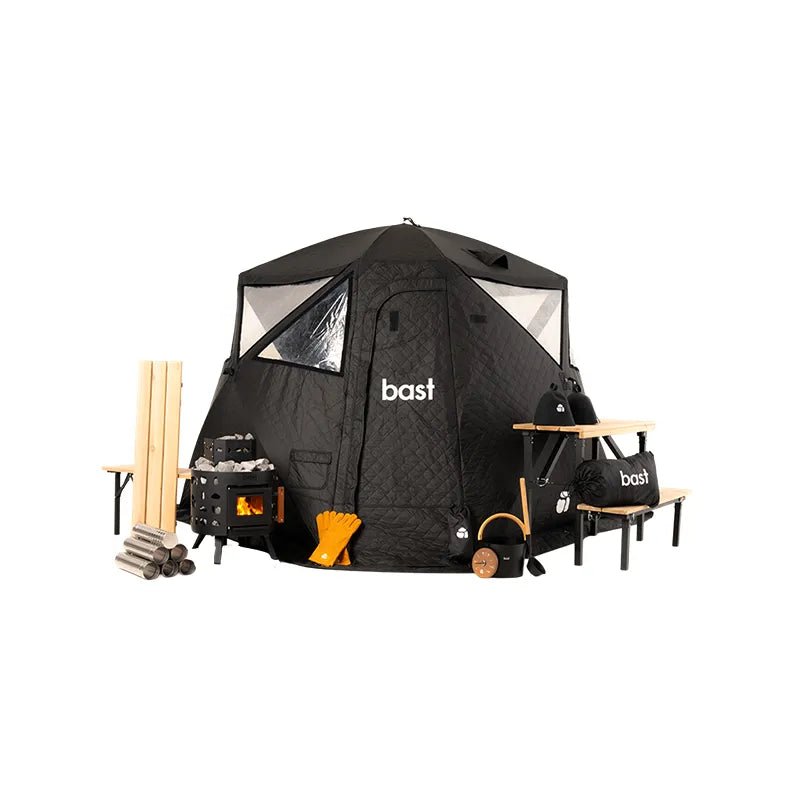 Bast Näver Premium Zeltsauna mit Holzofen, Zubehör und Einrichtung auf weißem Hintergrund