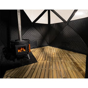 Bast Näver Premium Zeltsauna Innenraum mit brennendem Holzofen, Holzboden und schwarzen Wänden für 2-6 Personen
