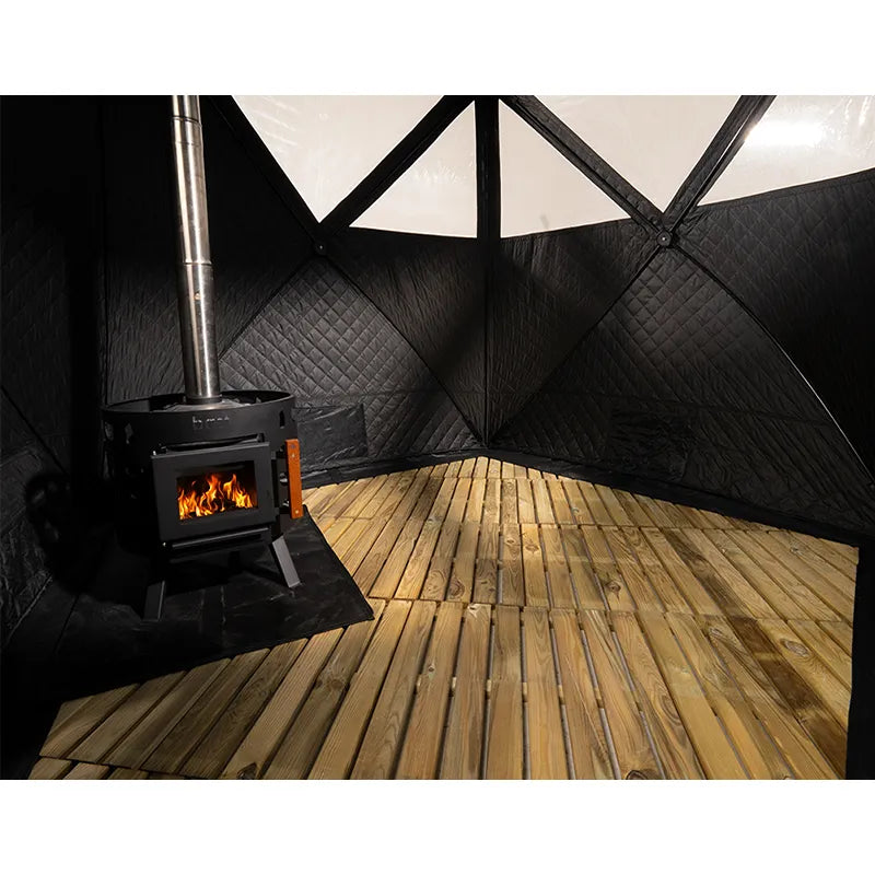 Bast Näver Premium Zeltsauna Innenraum mit brennendem Holzofen, Holzboden und schwarzen Wänden für 2-6 Personen