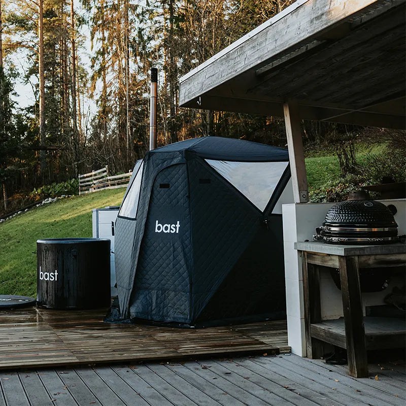 Bast Näver Premium Zeltsauna in Schwarz auf Holzterrasse mit Ofen, tragbare 2-6 Personen Gartensauna