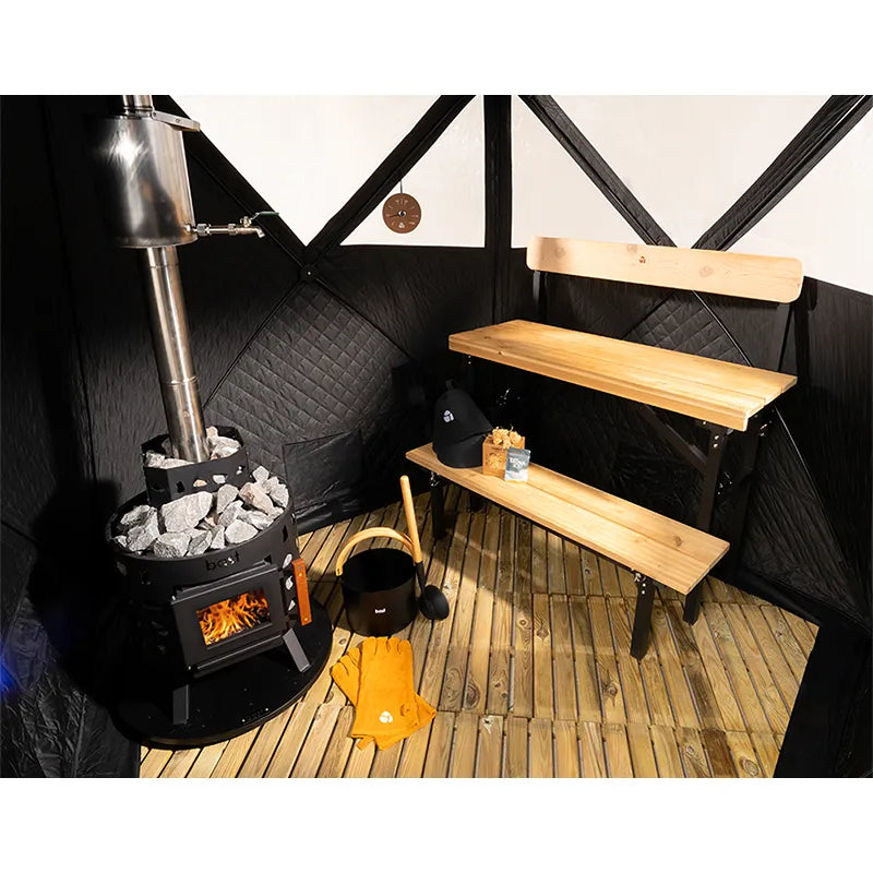Bast Näver Premium Zeltsauna Innenraum mit Holzbänken, Ofen und brennendem Feuer, 2-6 Personen