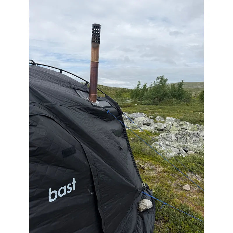 Bast Näver Premium Zeltsauna mit Holzkamin in alpiner Berglandschaft, tragbare Sauna für 2-6 Personen