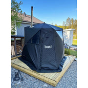 Bast Näver Premium Zeltsauna mit schwarzem Stoff auf Holzplattform im Garten, tragbare 2-6 Personen Gartensauna